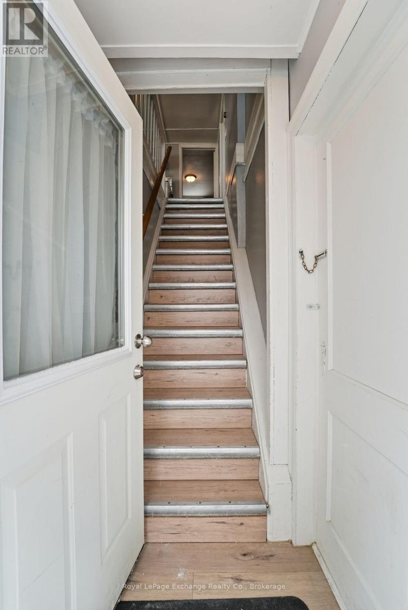 967-Upper Unit Huron Terrace, Kincardine, Ontario  N2Z 2Y1 - Photo 3 - X12867474