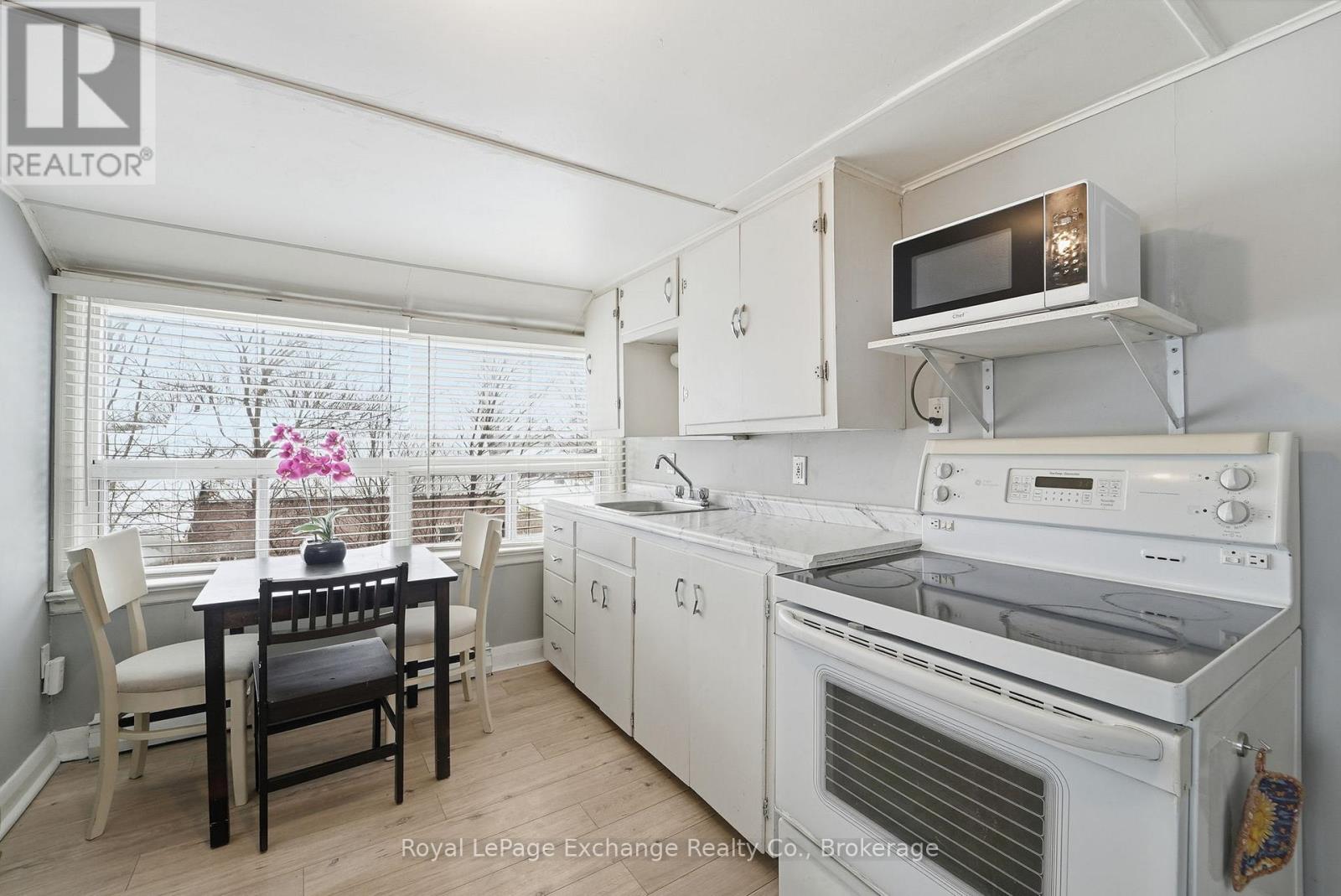 967-Upper Unit Huron Terrace, Kincardine, Ontario  N2Z 2Y1 - Photo 5 - X12867474