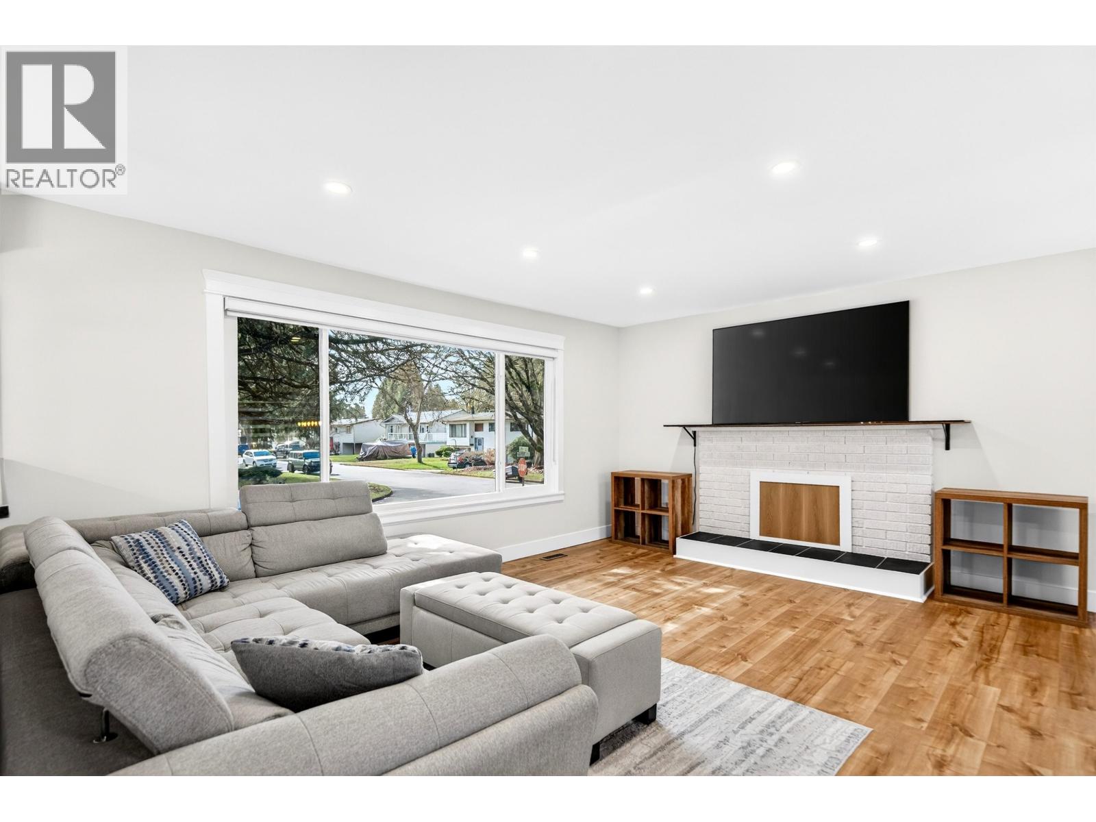 21099 Berry Avenue, Maple Ridge, British Columbia  V2X 7V3 - Photo 2 - R3098159