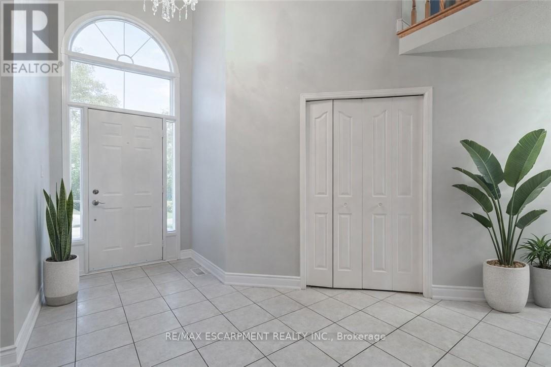 42 Hillgarden Drive, Hamilton, Ontario  L8J 3R3 - Photo 3 - X12867476