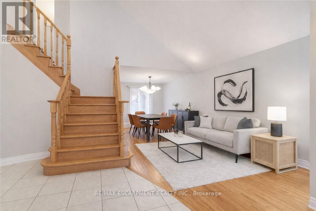 42 Hillgarden Drive, Hamilton, Ontario  L8J 3R3 - Photo 4 - X12867476