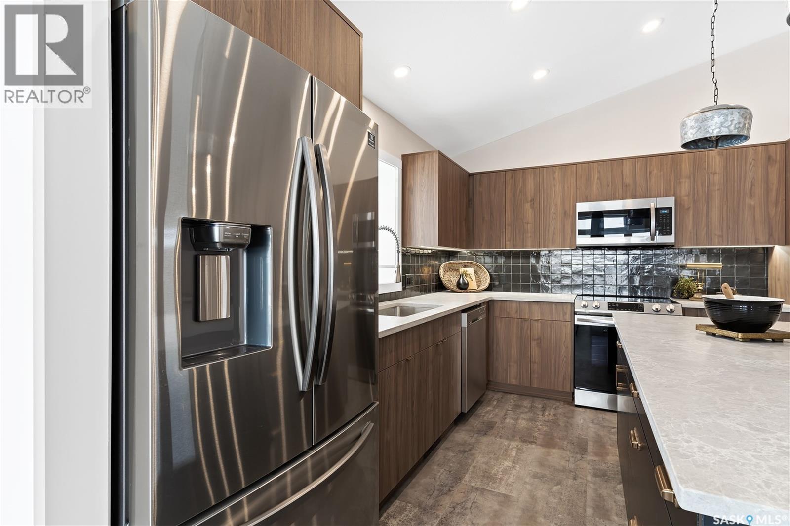 9 70 8th Avenue, Lumsden, Saskatchewan  S0G 3C0 - Photo 4 - SK030041