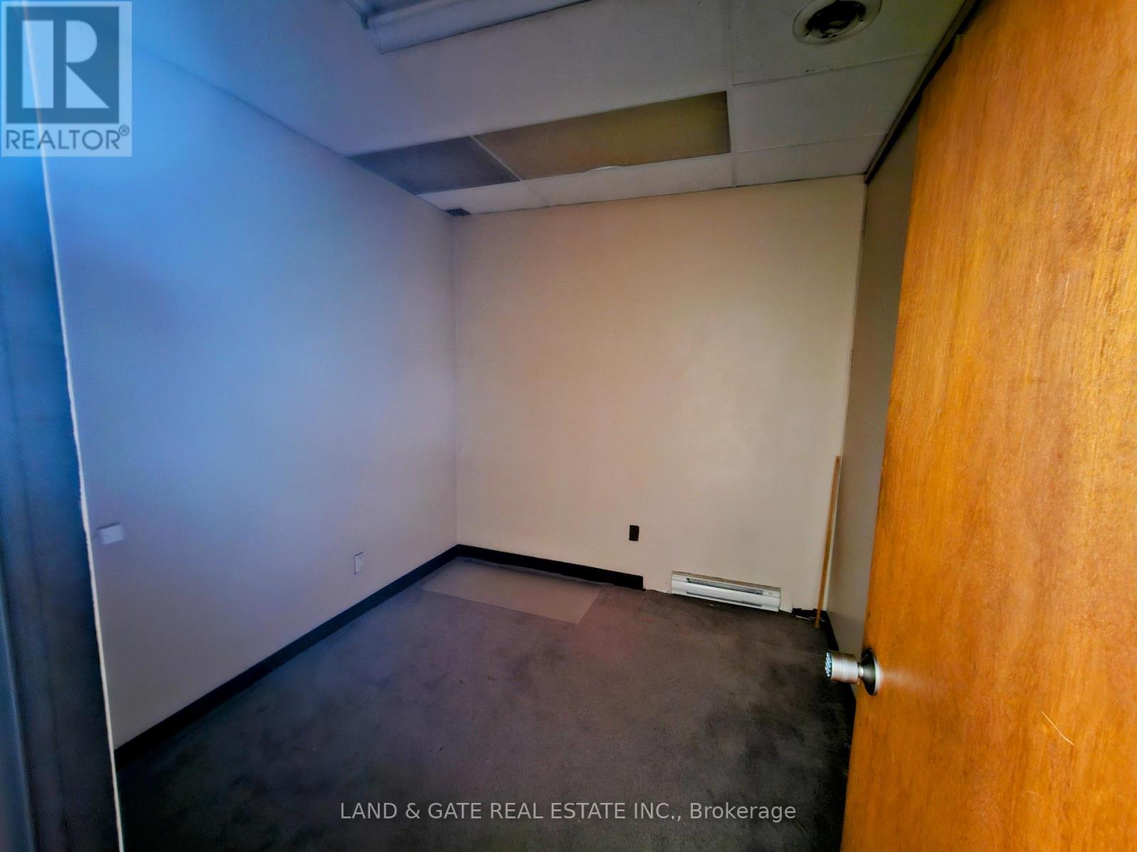 101 - 74 Simcoe Street S, Oshawa (Central), Ontario  L1H 4G6 - Photo 3 - E12207289