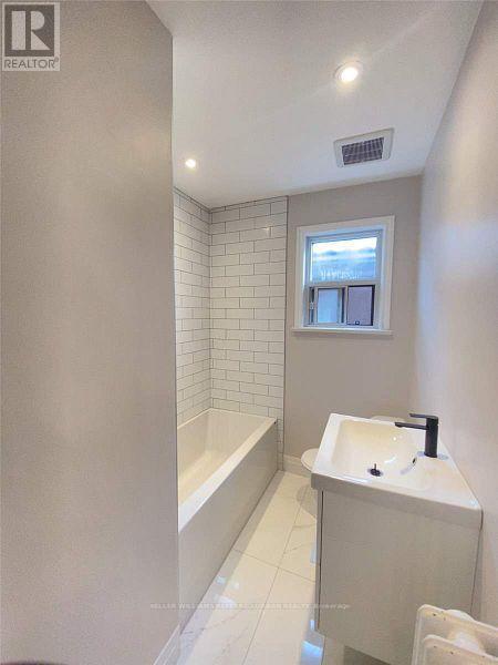Main Flr - 27 Snider Avenue, Toronto, Ontario  M6E 4R8 - Photo 17 - W12867760