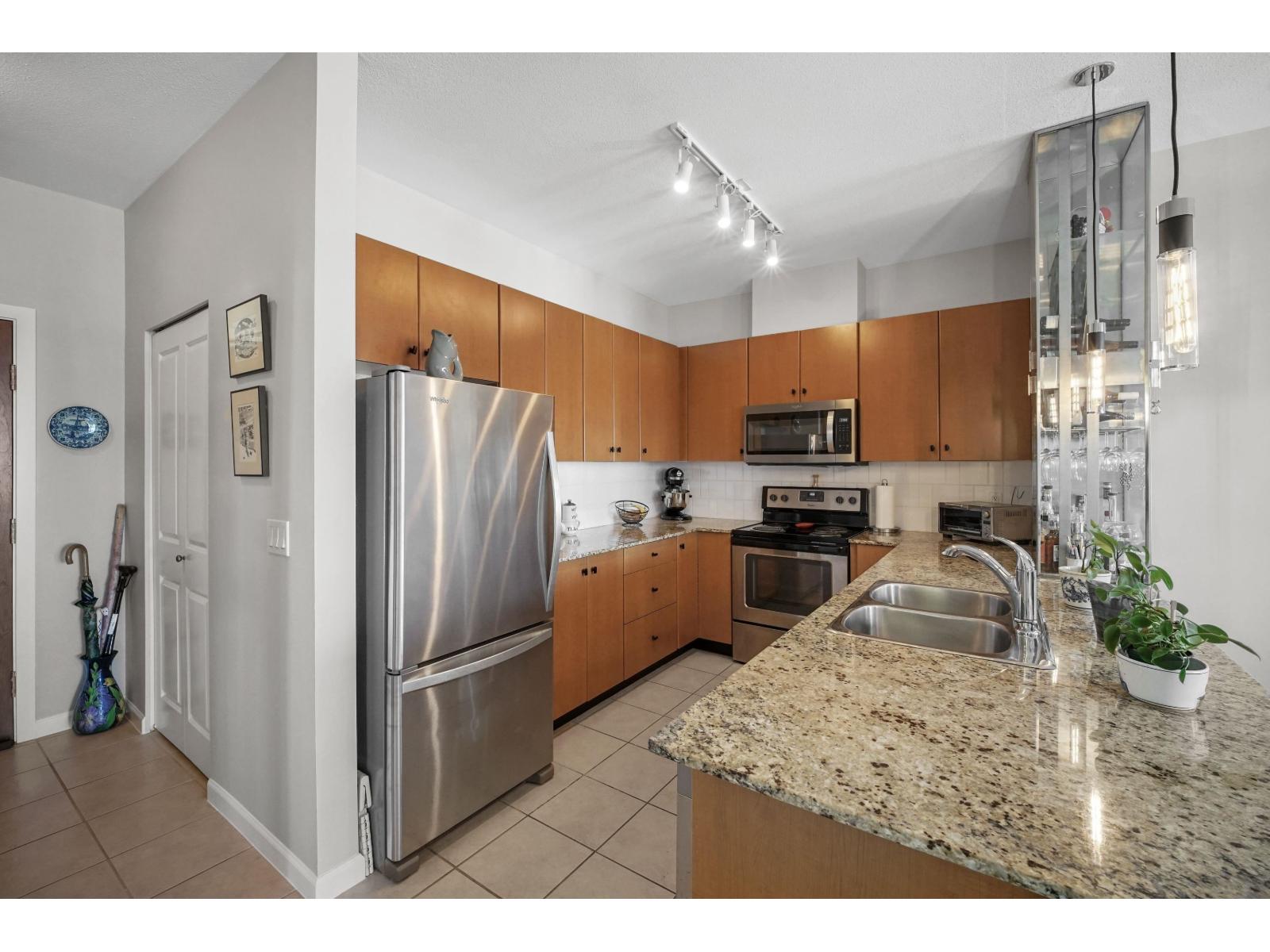 417 15385 101a Avenue, Surrey, British Columbia  V3R 0B4 - Photo 11 - R3098196