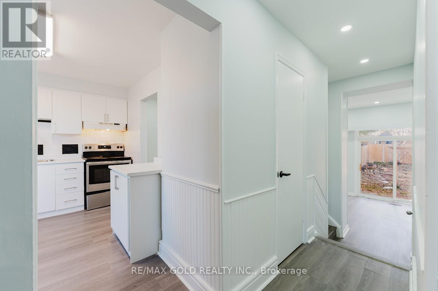 16 Crawford Drive, Brampton, Ontario  L6V 2C7 - Photo 10 - W12867746