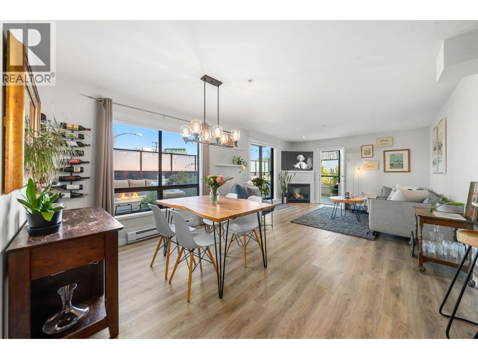 206 935 W 16th Street, North Vancouver, British Columbia  V7P 1R2 - Photo 1 - R3098186