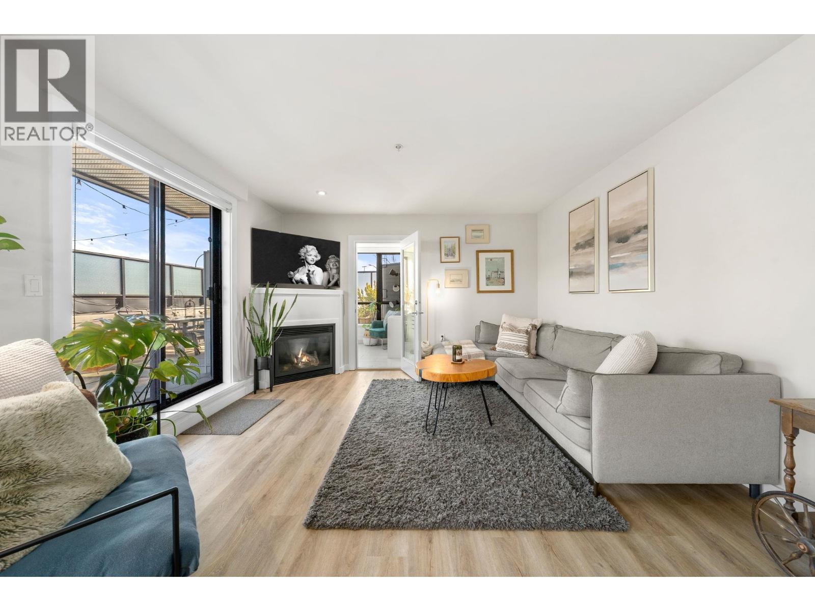 206 935 W 16th Street, North Vancouver, British Columbia  V7P 1R2 - Photo 2 - R3098186