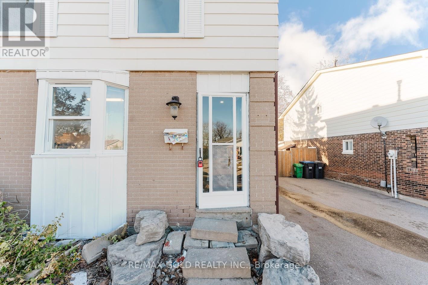 16 Crawford Drive, Brampton, Ontario  L6V 2C7 - Photo 9 - W12867746