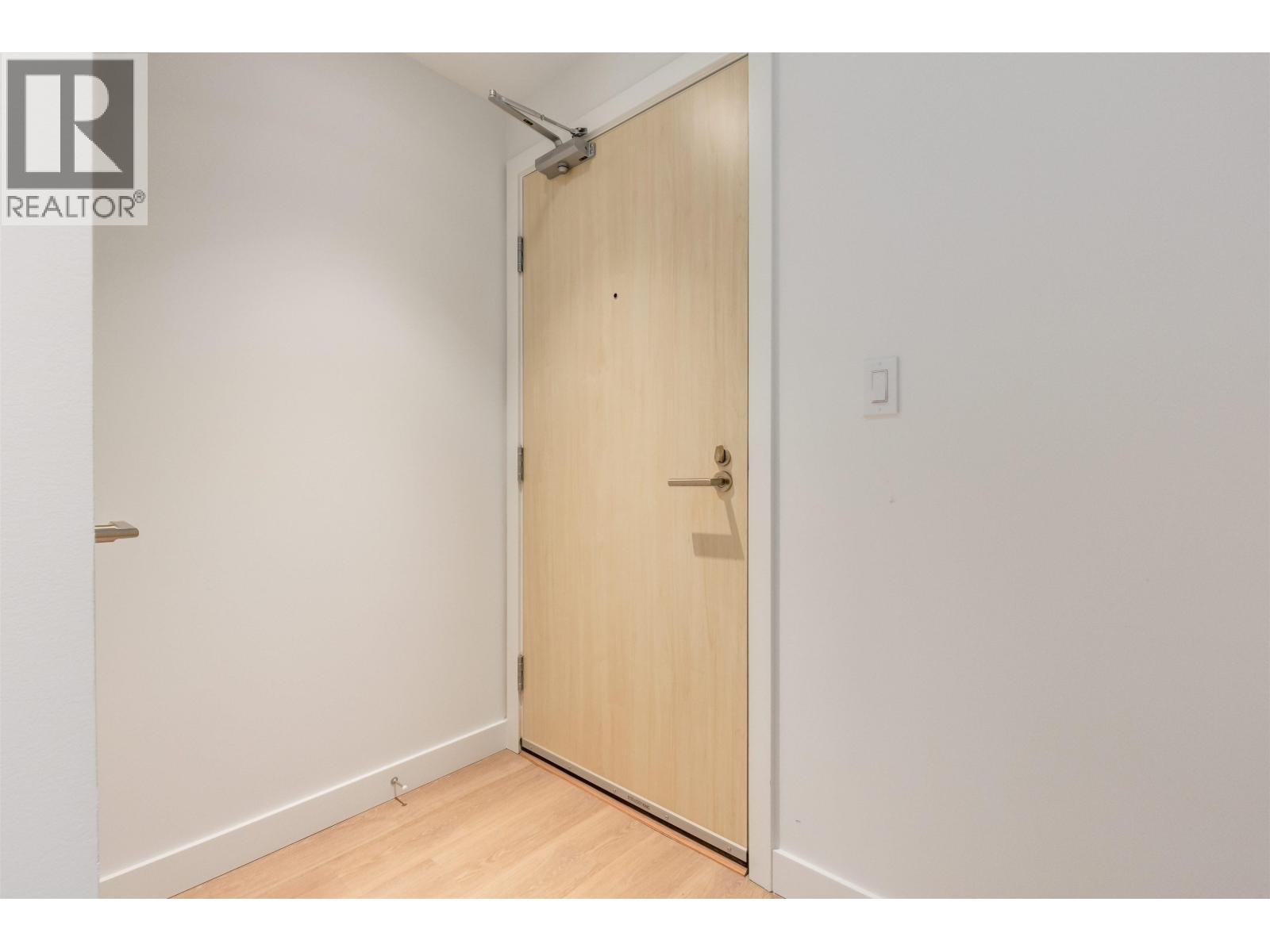 522 126 21ST ST E STREET, north vancouver, British Columbia