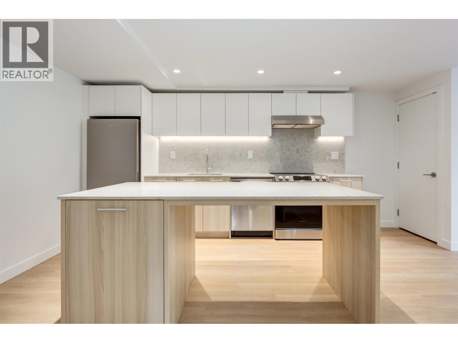 104 126 21st St E Street, North Vancouver, British Columbia  V7L 0J2 - Photo 2 - R3098203