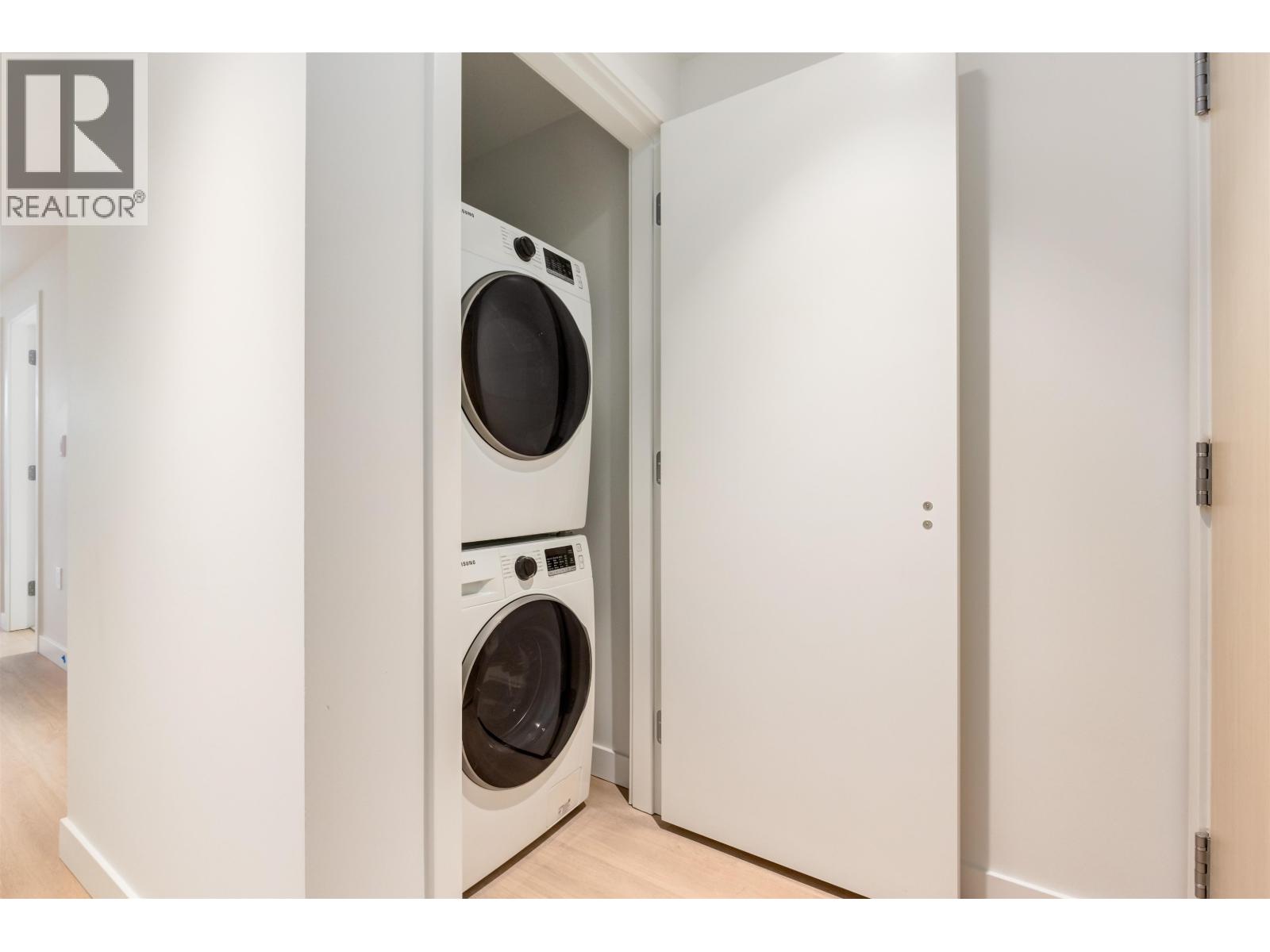 422 126 21st St E Street, North Vancouver, British Columbia  V7L 0J2 - Photo 2 - R3098213