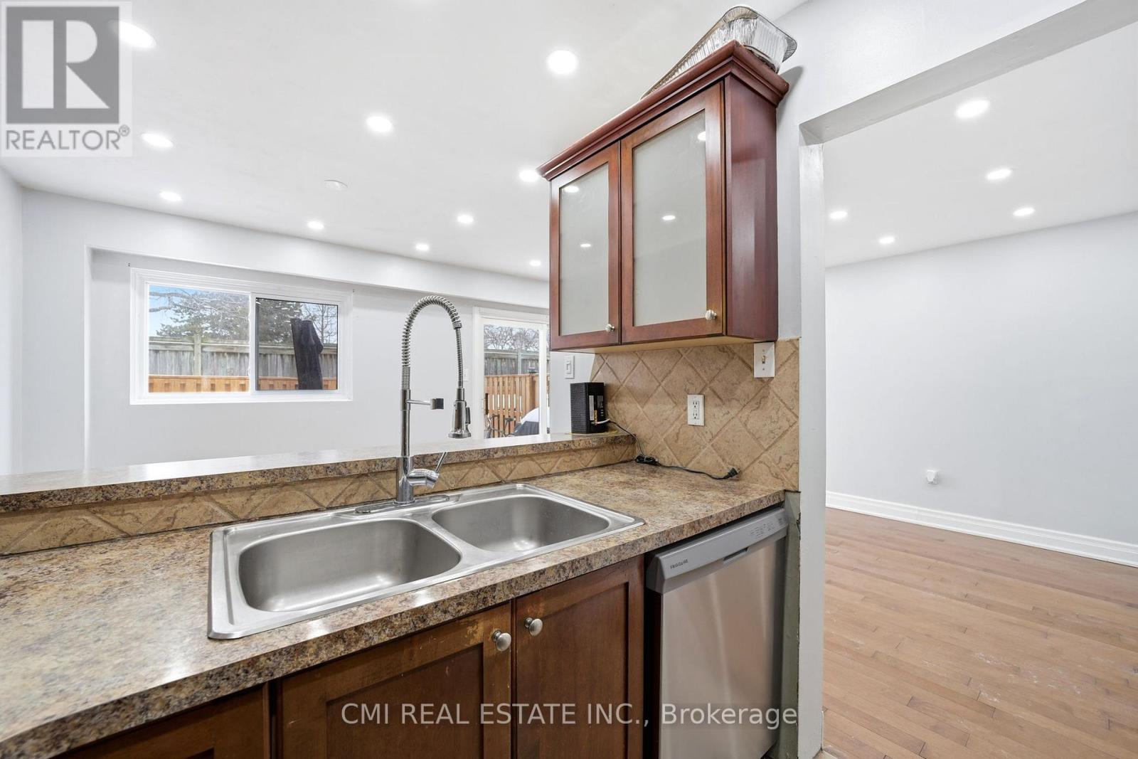 116 - 1538 Lancaster Drive, Oakville, Ontario  L6H 2Z3 - Photo 20 - W12867790