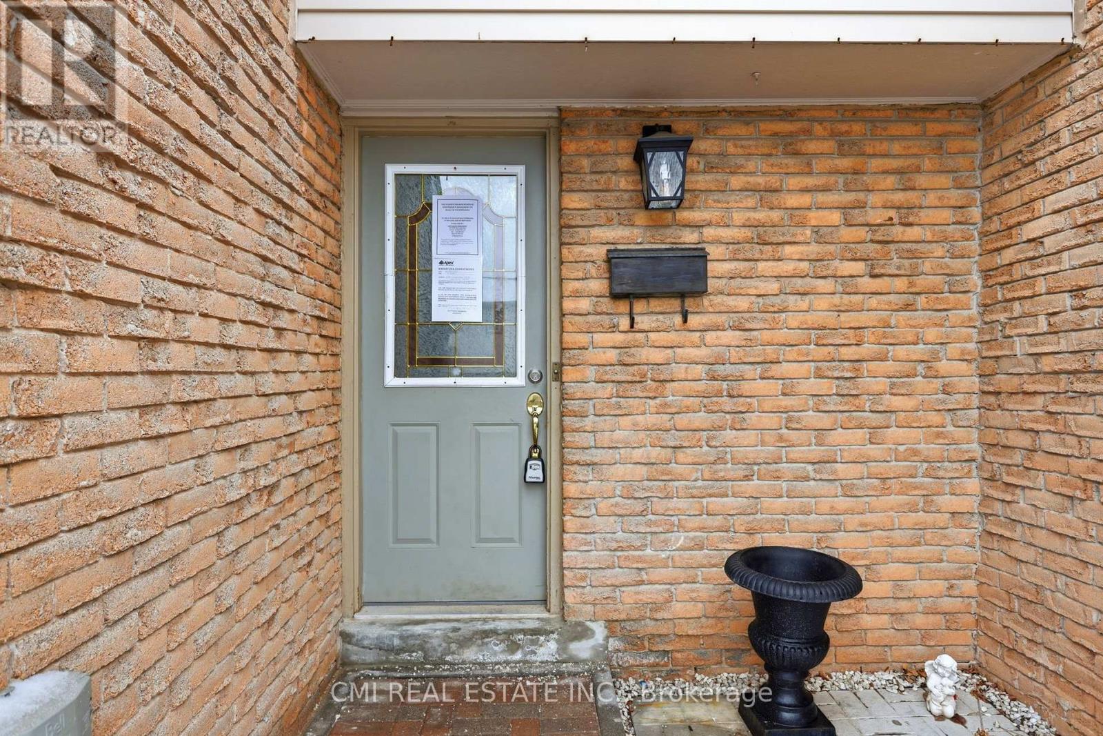 116 - 1538 Lancaster Drive, Oakville, Ontario  L6H 2Z3 - Photo 4 - W12867790