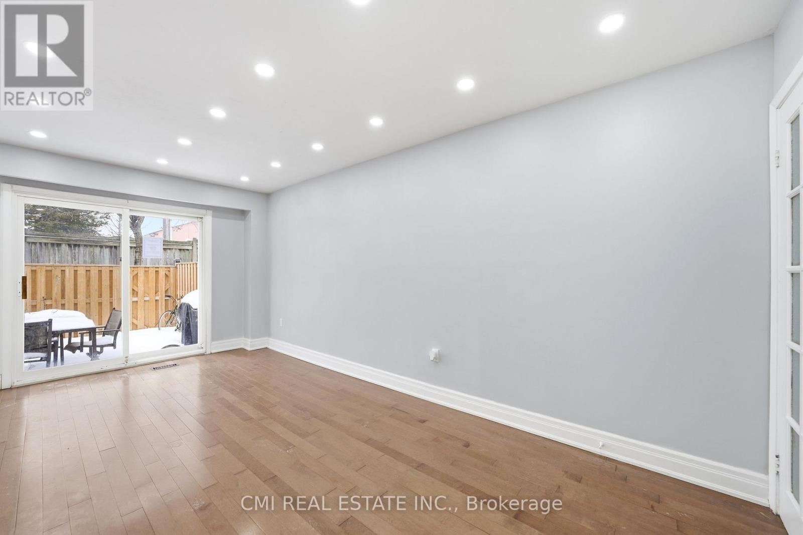 116 - 1538 Lancaster Drive, Oakville, Ontario  L6H 2Z3 - Photo 8 - W12867790