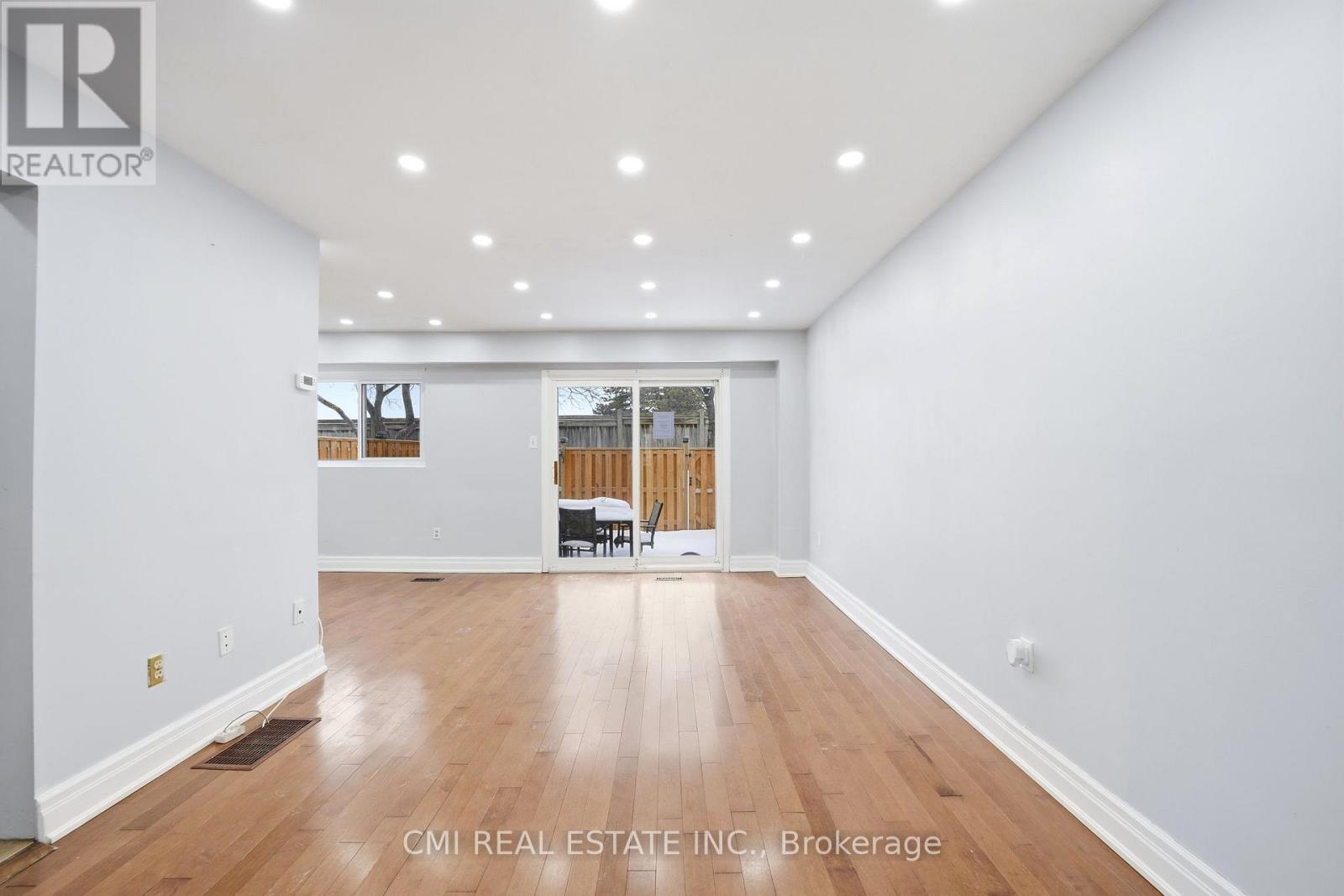 116 - 1538 Lancaster Drive, Oakville, Ontario  L6H 2Z3 - Photo 9 - W12867790