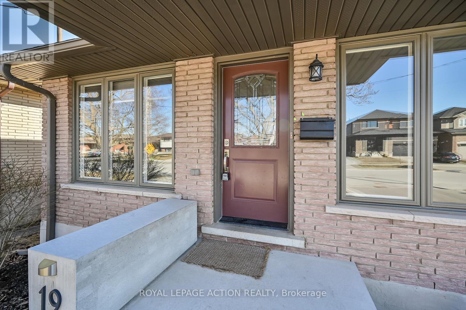 19 Cumberland Street, Brantford, Ontario  N3S 7J6 - Photo 3 - X12867852