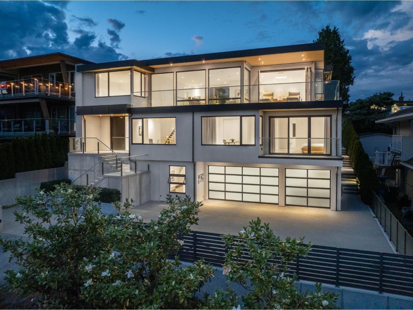 15493 Royal Avenue, White Rock, British Columbia  V4B 1N4 - Photo 2 - R3098311