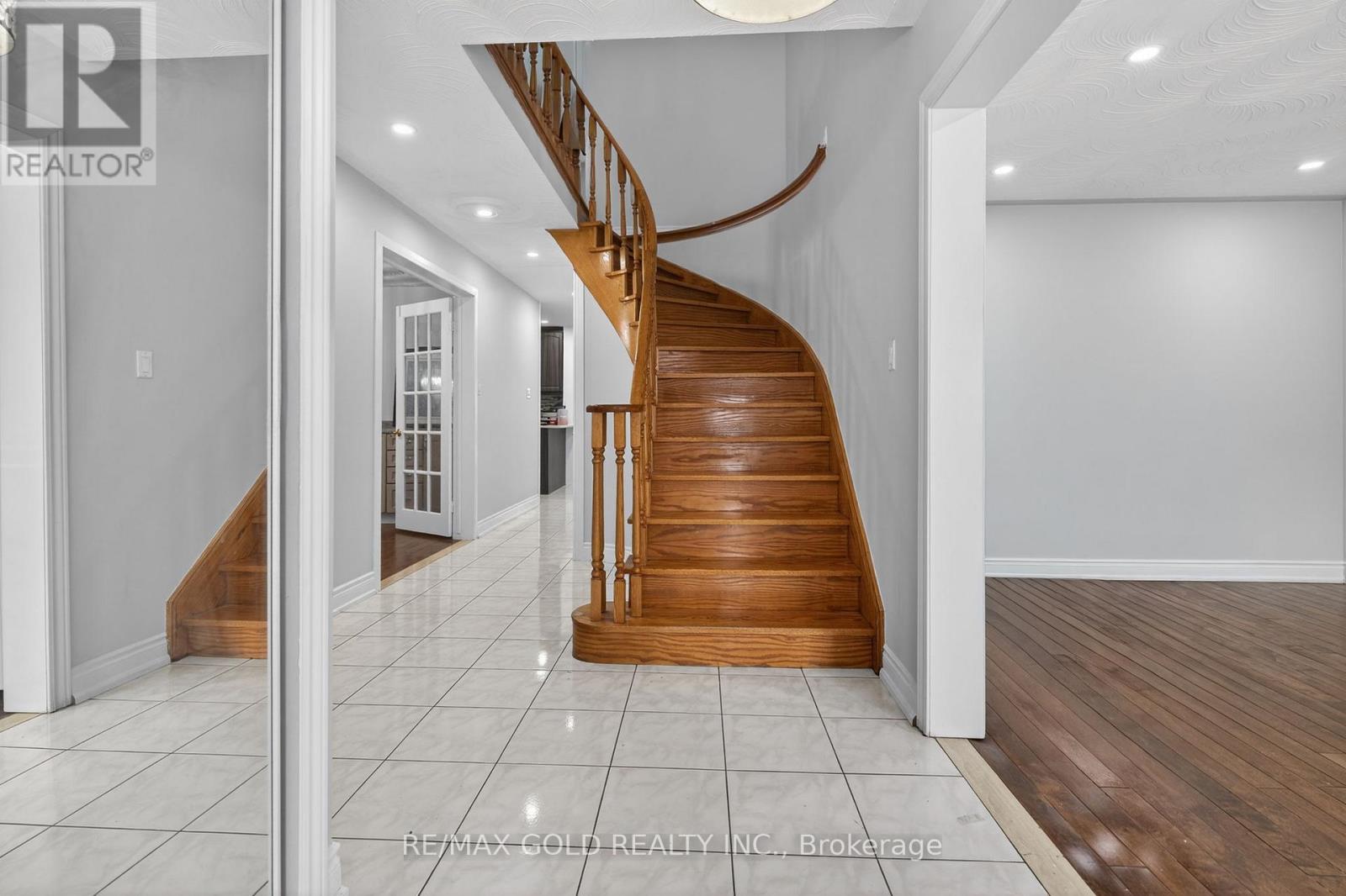 35 Kirk Drive, Brampton, Ontario  L6X 4E6 - Photo 2 - W12783704