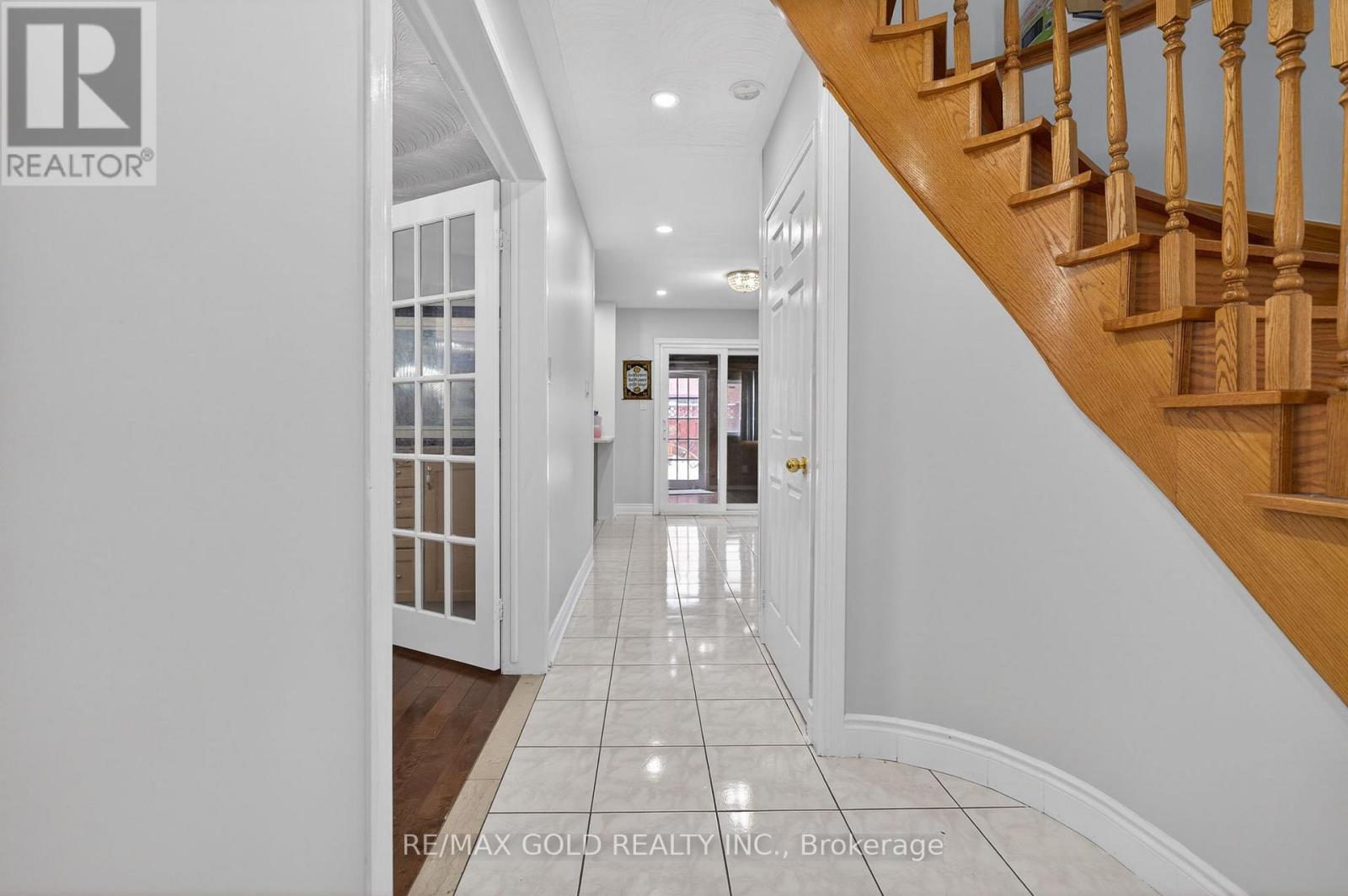 35 Kirk Drive, Brampton, Ontario  L6X 4E6 - Photo 6 - W12783704