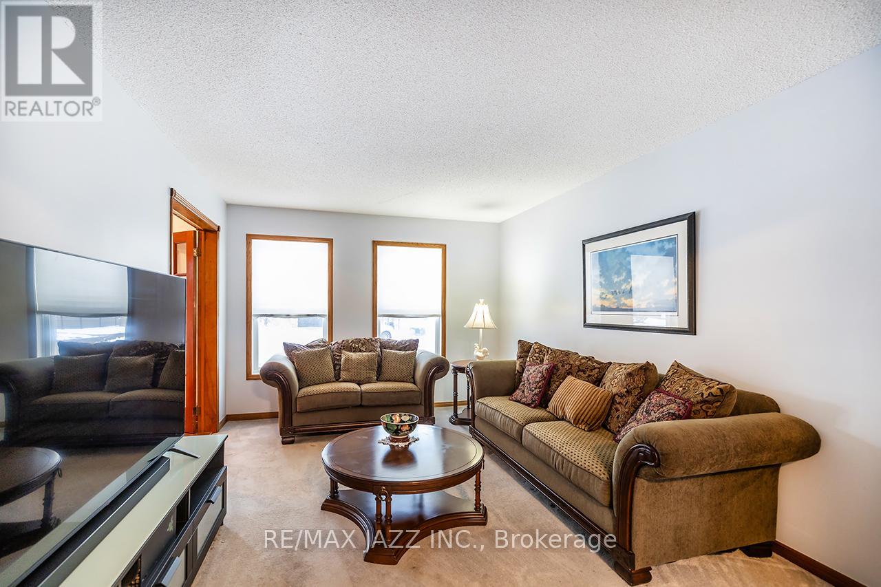 81 Burgby Avenue, Brampton (Northwood Park), Ontario  L6X 3E2 - Photo 12 - W12868248