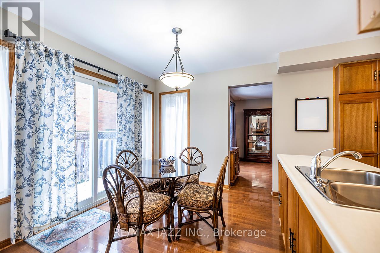 81 Burgby Avenue, Brampton (Northwood Park), Ontario  L6X 3E2 - Photo 16 - W12868248