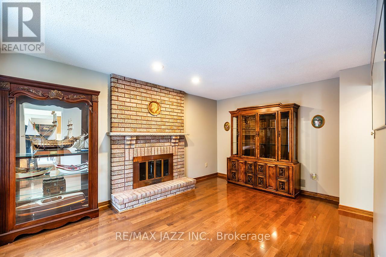 81 Burgby Avenue, Brampton (Northwood Park), Ontario  L6X 3E2 - Photo 21 - W12868248