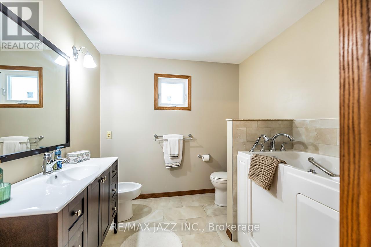 81 Burgby Avenue, Brampton (Northwood Park), Ontario  L6X 3E2 - Photo 29 - W12868248