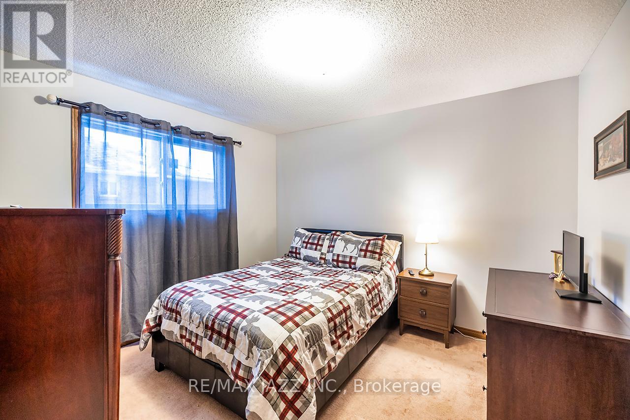 81 Burgby Avenue, Brampton (Northwood Park), Ontario  L6X 3E2 - Photo 33 - W12868248