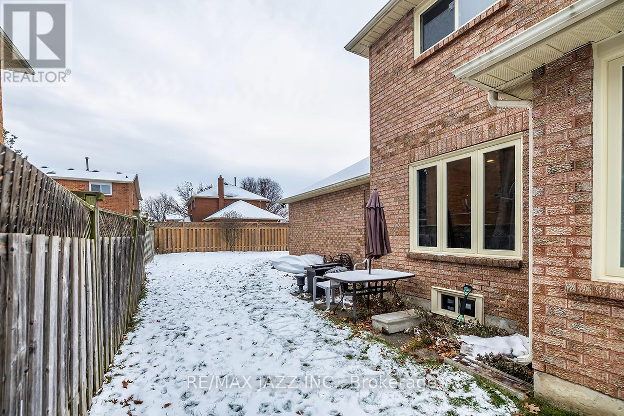 81 Burgby Avenue, Brampton (Northwood Park), Ontario  L6X 3E2 - Photo 35 - W12868248