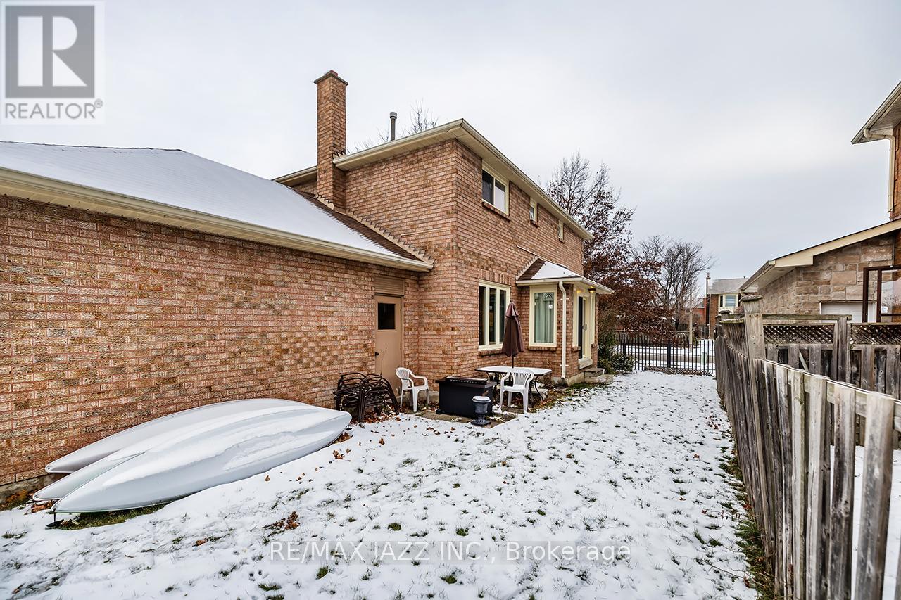 81 Burgby Avenue, Brampton (Northwood Park), Ontario  L6X 3E2 - Photo 38 - W12868248