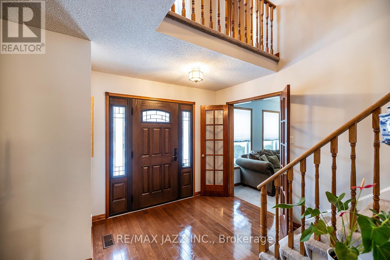 81 Burgby Avenue, Brampton (Northwood Park), Ontario  L6X 3E2 - Photo 6 - W12868248