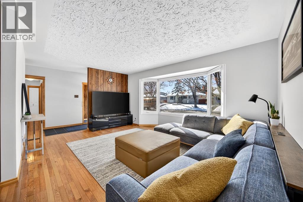 154 Windermere Road Sw, Calgary, Alberta  T3C 3K8 - Photo 3 - A2288937