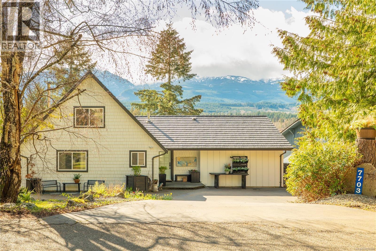 7703 Tozer Rd, Fanny Bay, British Columbia  V0R 1W0 - Photo 2 - 1028286