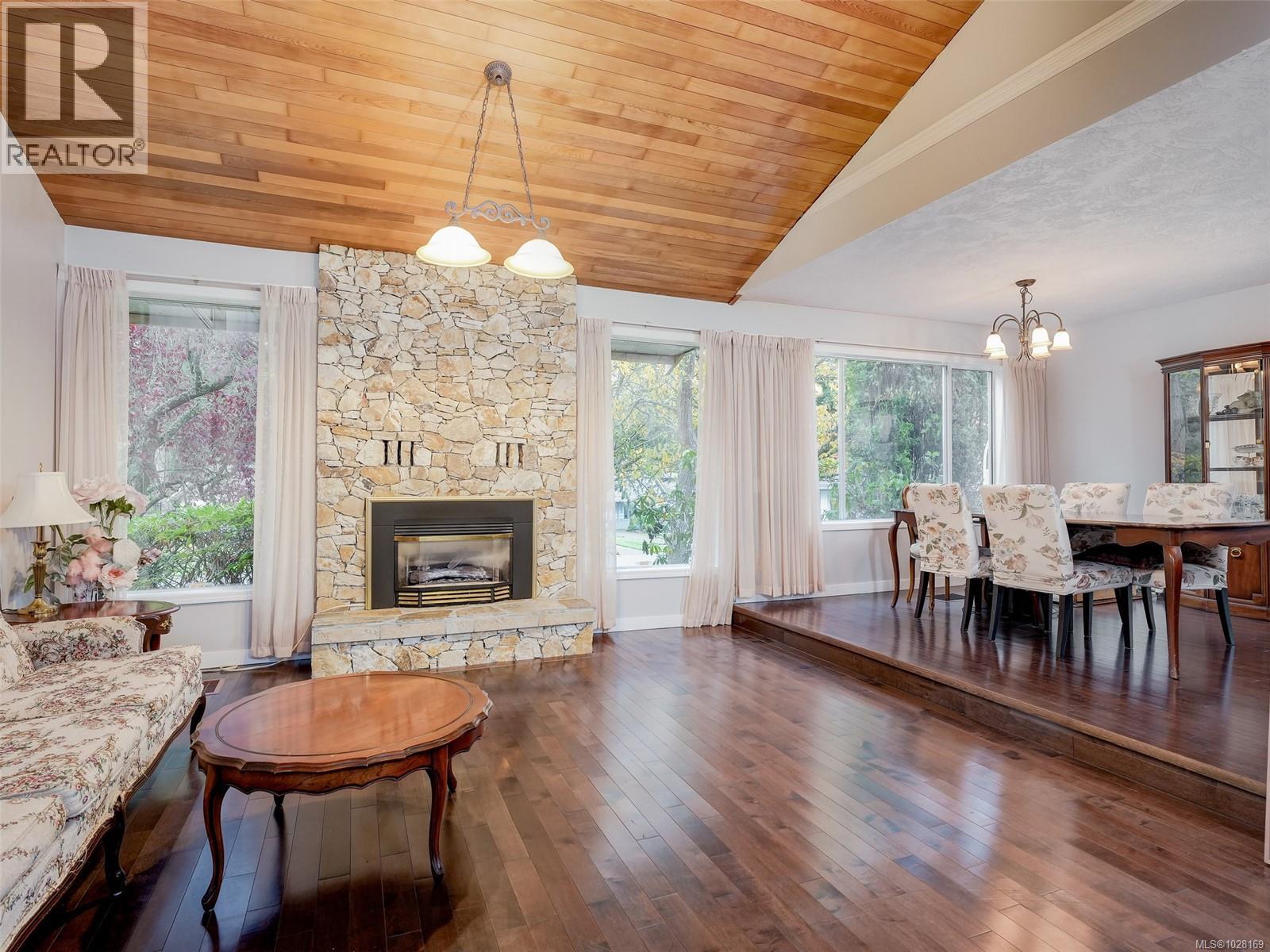 1010 Scottswood Lane, Saanich, British Columbia  V8Y 2Y2 - Photo 2 - 1028169