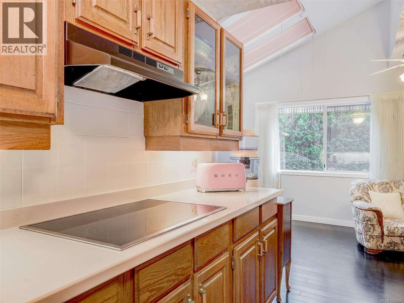 1010 Scottswood Lane, Saanich, British Columbia  V8Y 2Y2 - Photo 7 - 1028169