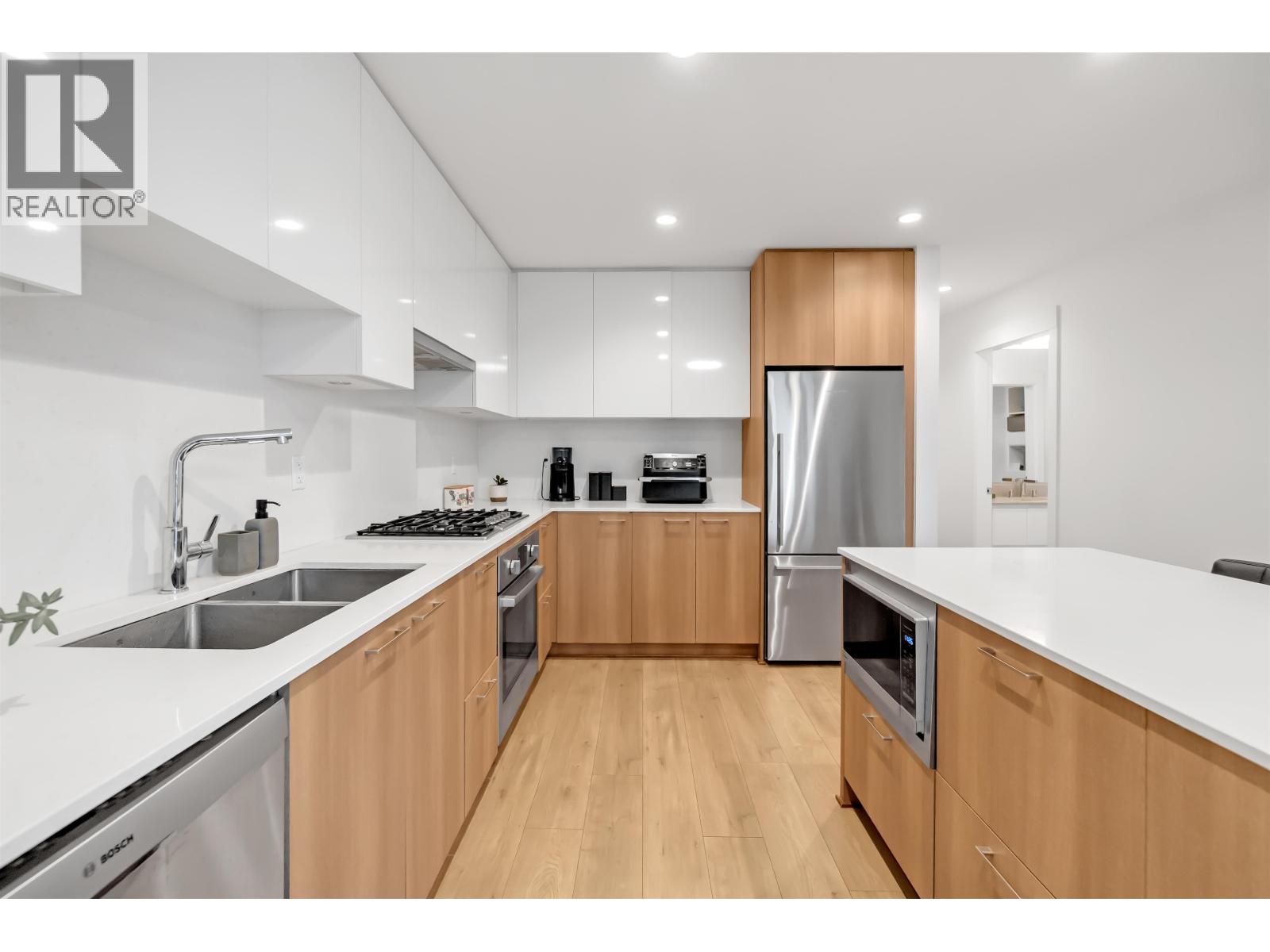 303 715 W 15 Street, North Vancouver, British Columbia  V7M 1T2 - Photo 6 - R3098302