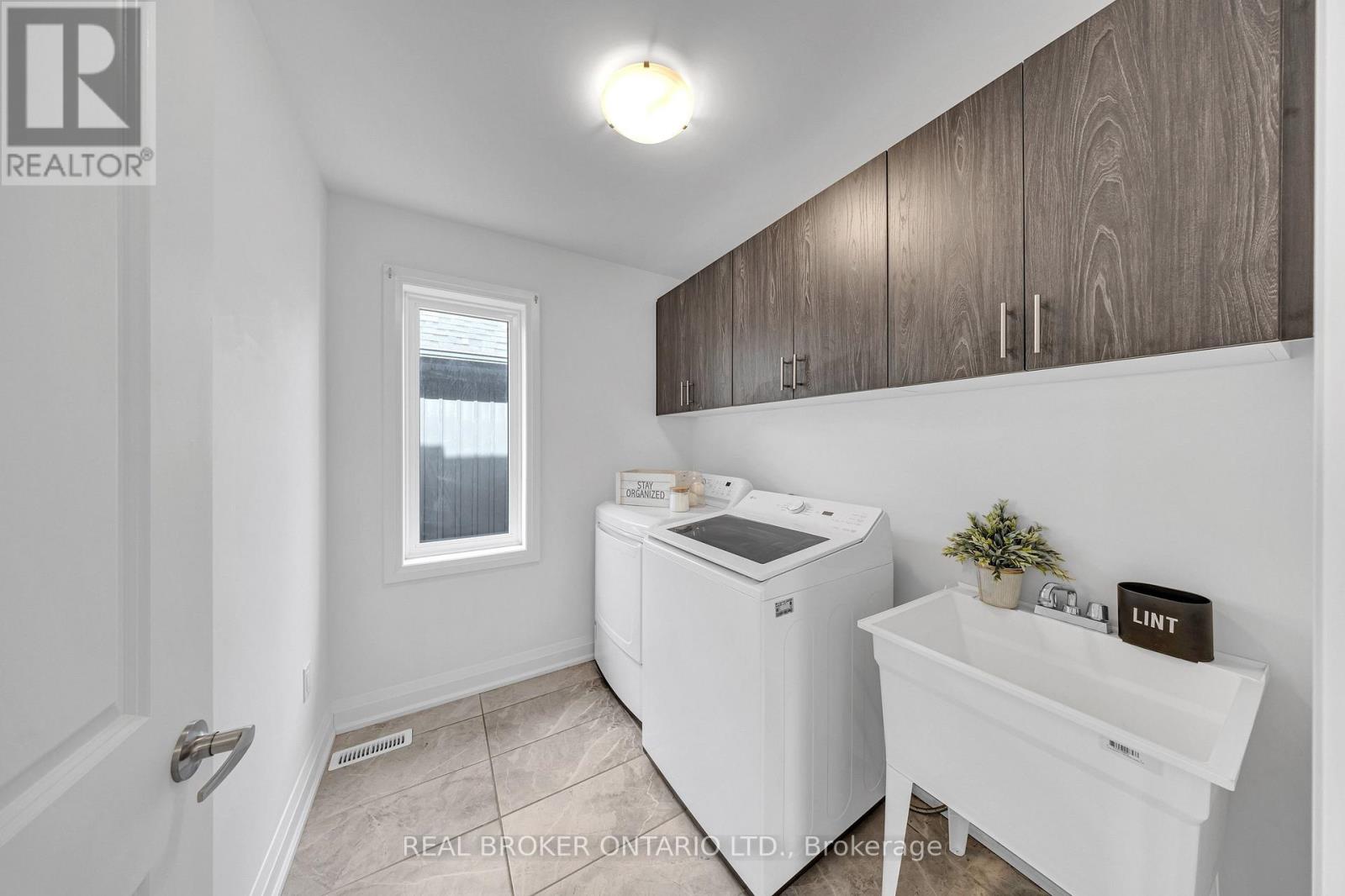 48 Barnyard Trail, Barrie, Ontario  L9J 0C2 - Photo 24 - S12868164