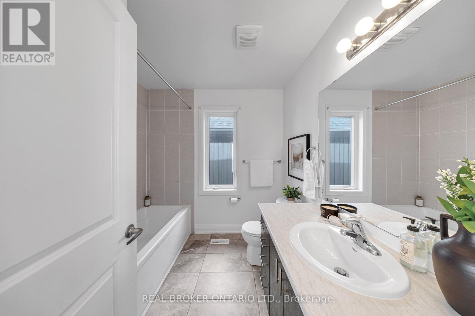 48 Barnyard Trail, Barrie, Ontario  L9J 0C2 - Photo 31 - S12868164