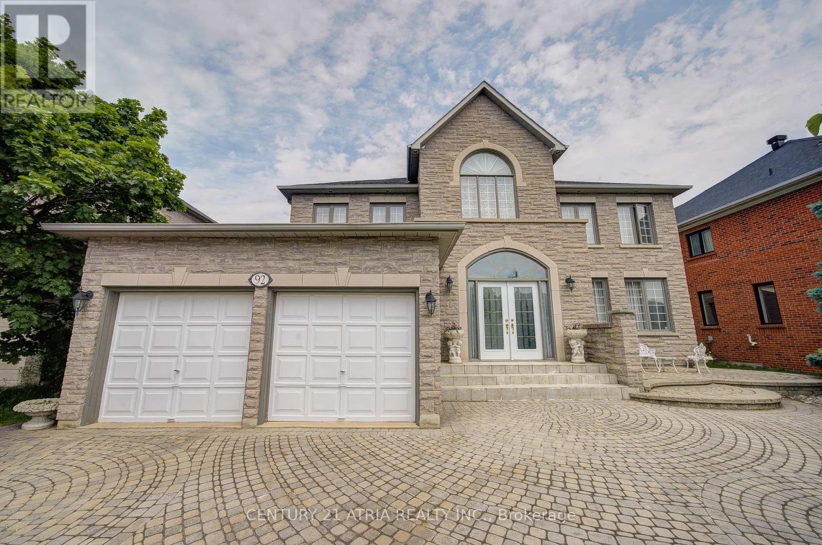 92 Springbrook Drive, Richmond Hill, Ontario  L4B 3P9 - Photo 2 - N12167380