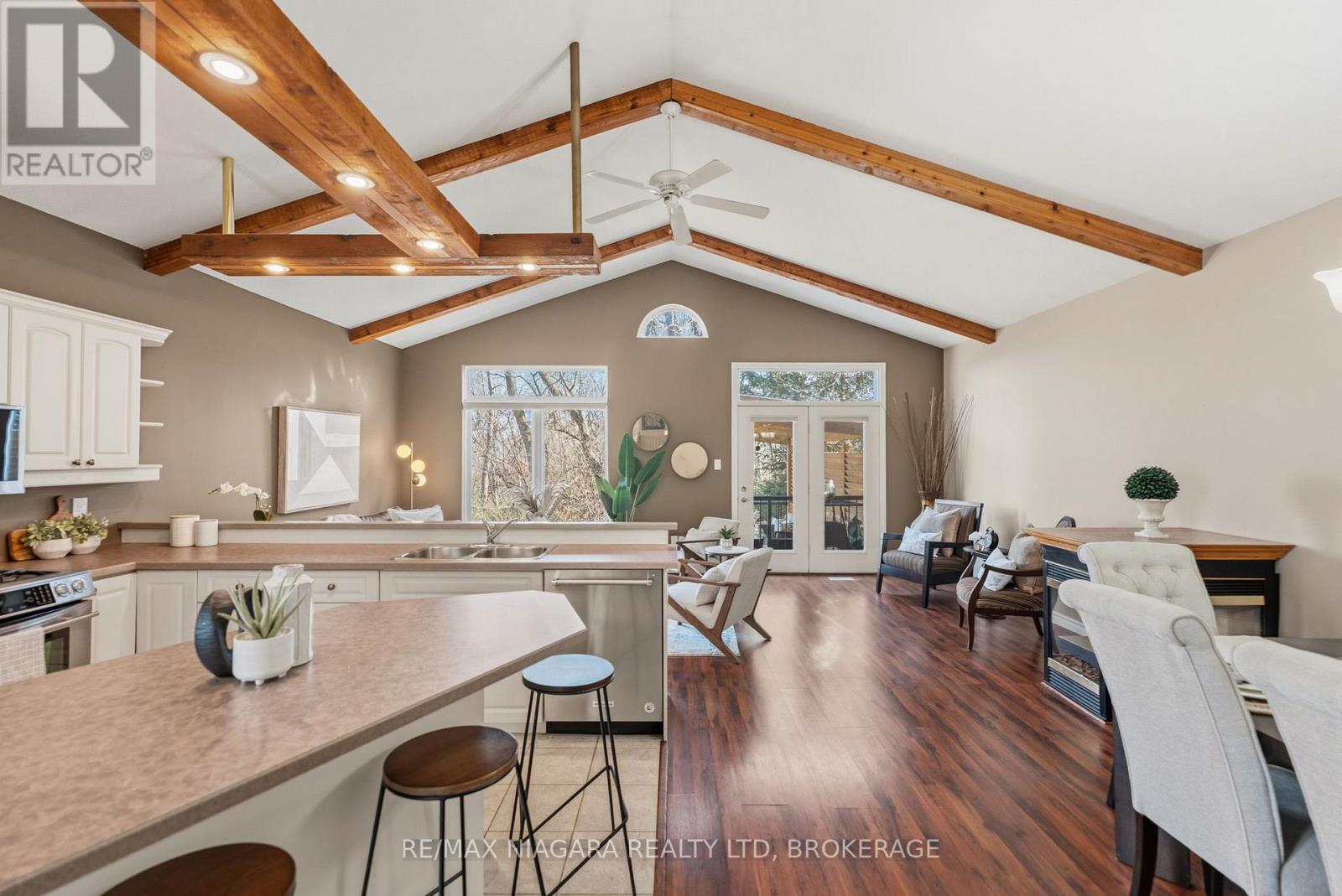 86 Newport Street, St. Catharines, Ontario  L2M 1P7 - Photo 3 - X12868380