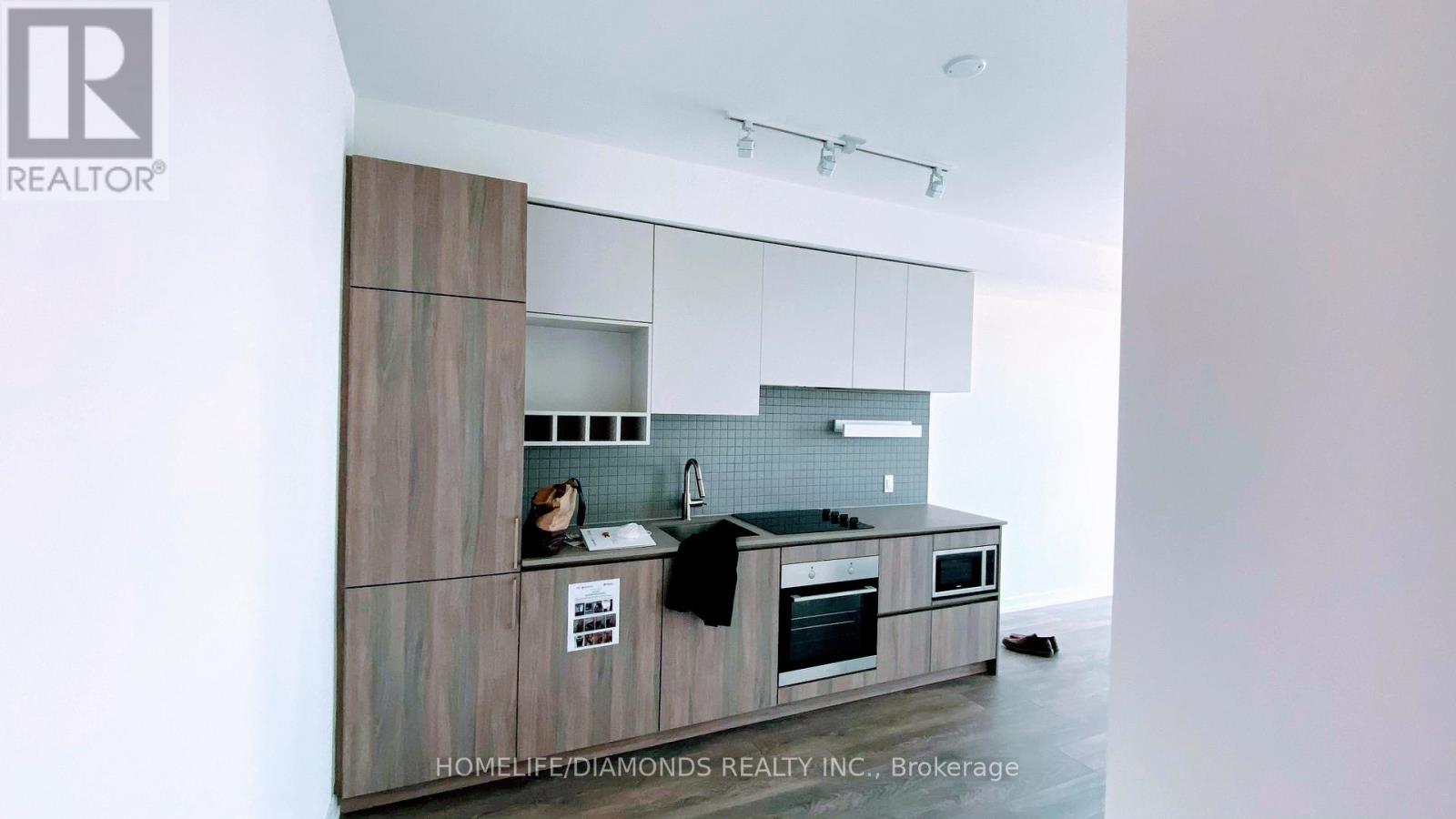 1711 - 950 Portage Parkway, Vaughan, Ontario  L4K 0J6 - Photo 8 - N12868278