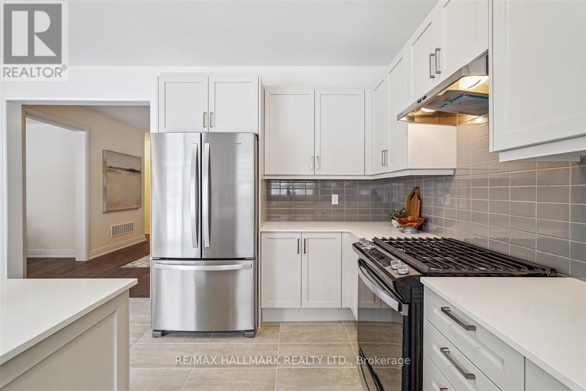 21 La Reine Avenue, Richmond Hill (Oak Ridges), Ontario  L4E 1N3 - Photo 9 - N12868400