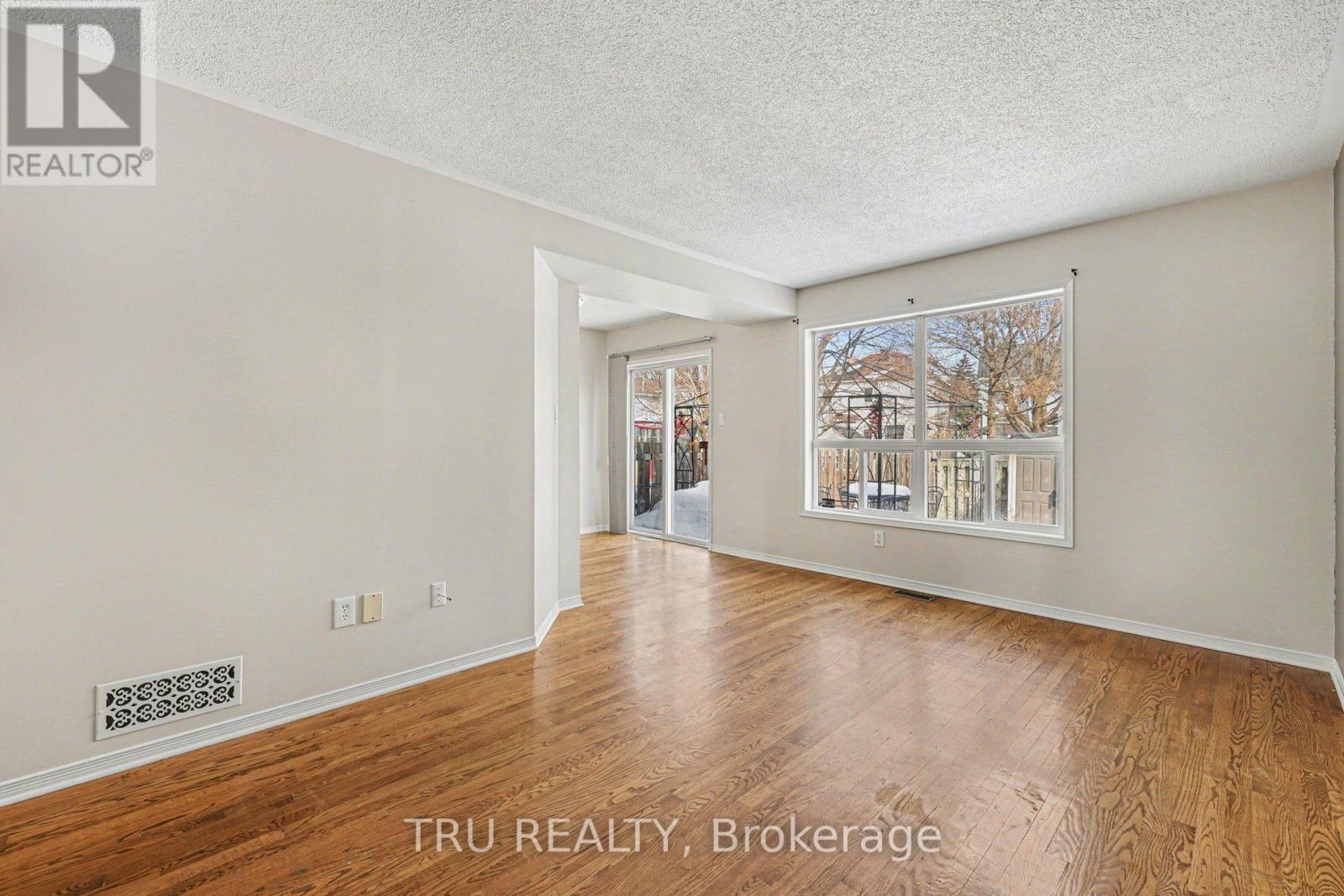 37 Daventry Crescent, Ottawa, Ontario  K2J 4N6 - Photo 8 - X12855878