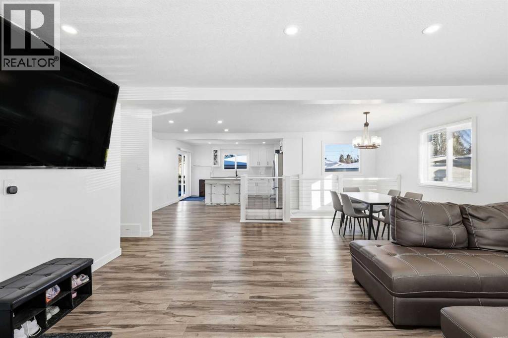 69 Harrow Crescent Sw, Calgary, Alberta  T2V 3B2 - Photo 8 - A2290706