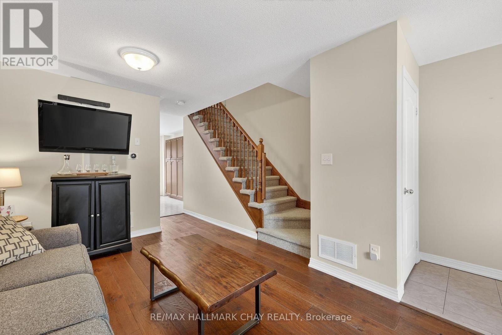 83 Beare Trail, Newmarket, Ontario  L3X 3B3 - Photo 5 - N12868088