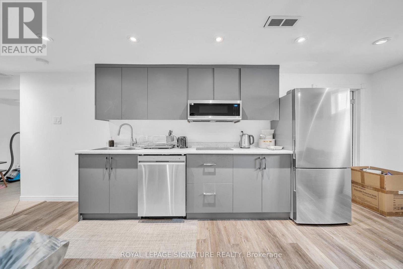 313 PATRICIA AVENUE, Toronto, Ontario