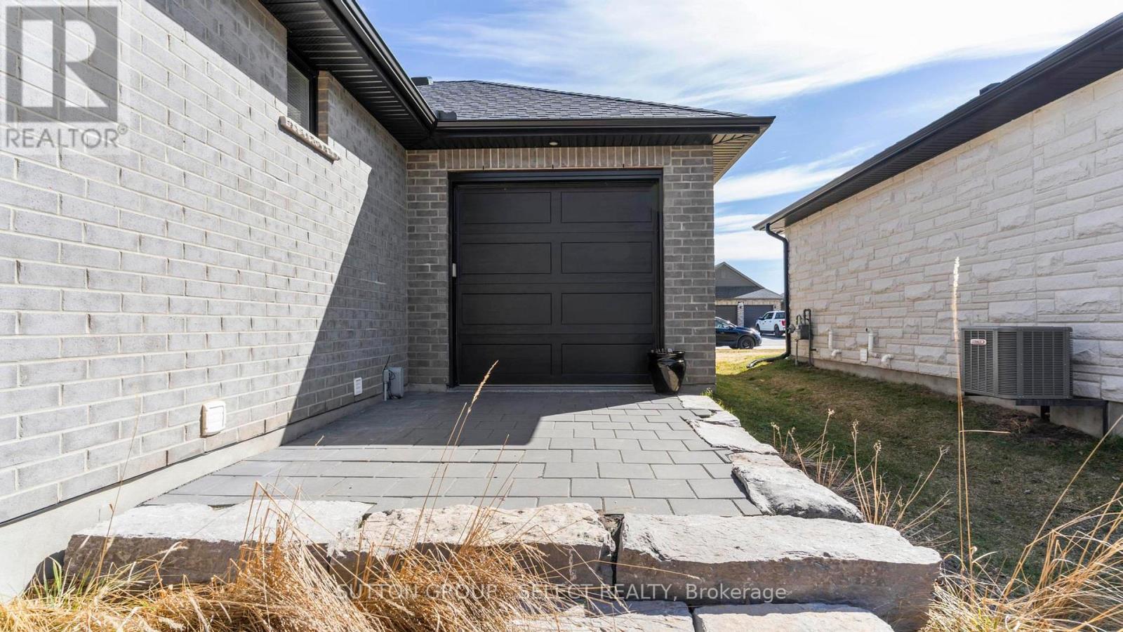 2005 Lockwood Crescent, Strathroy-Caradoc, Ontario  N0L 1W0 - Photo 38 - X12868550