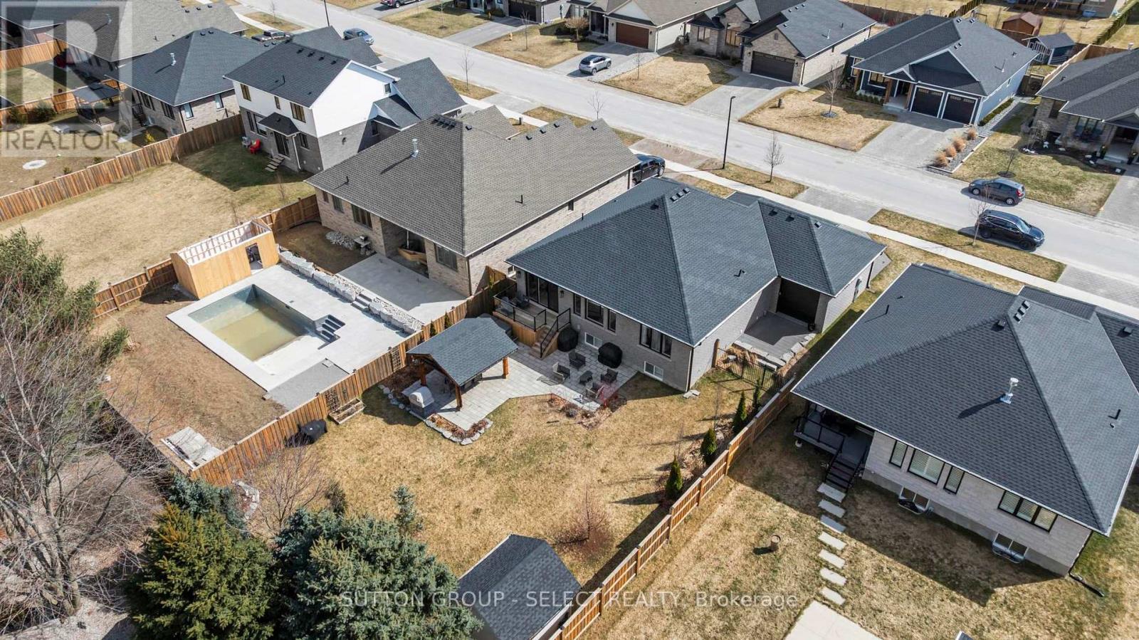 2005 Lockwood Crescent, Strathroy-Caradoc, Ontario  N0L 1W0 - Photo 47 - X12868550