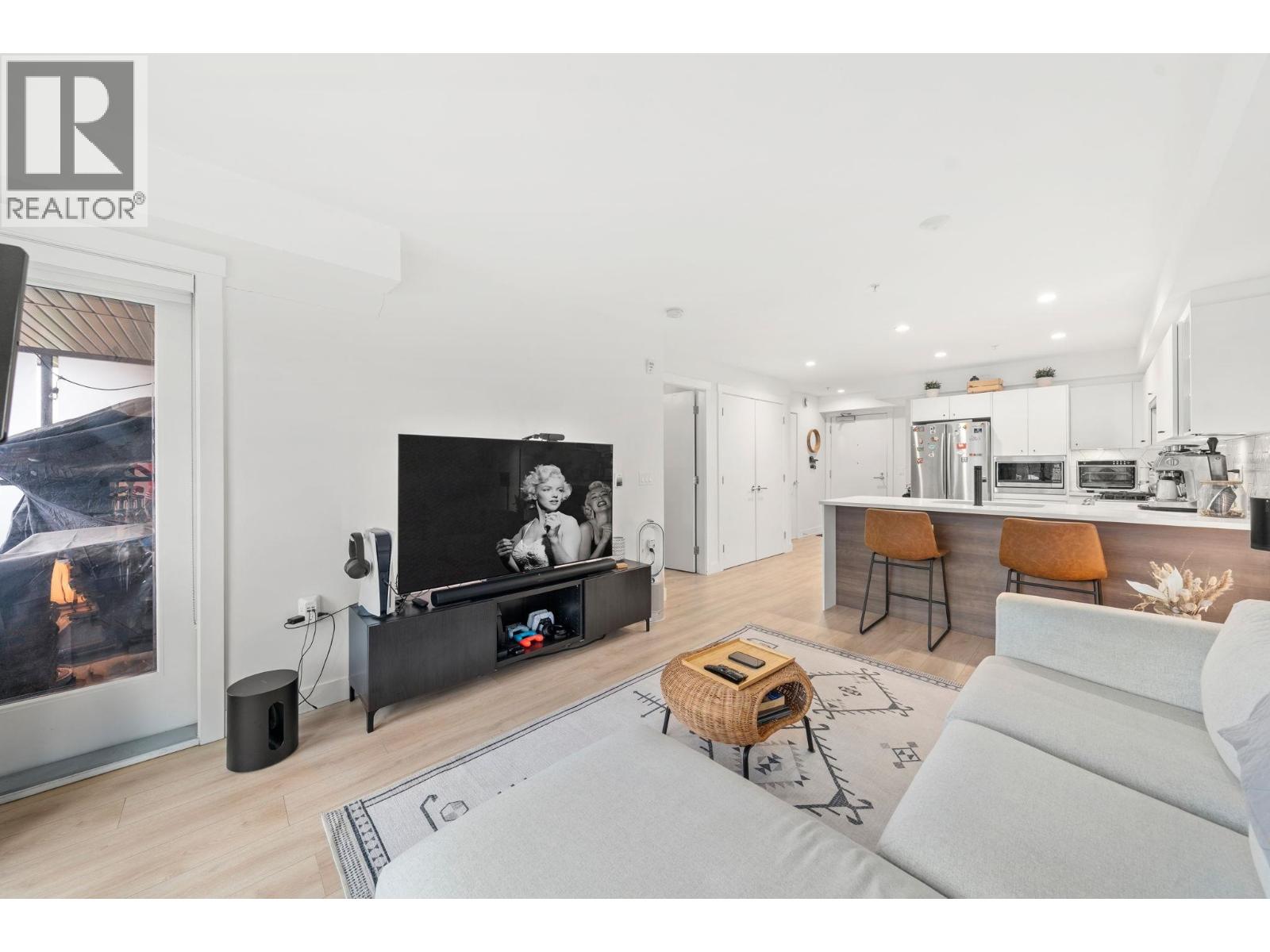 402 1519 Crown Street, Vancouver, British Columbia  V7J 1G6 - Photo 3 - R3098326